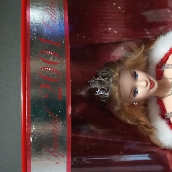 Holiday Barbie 2001 - Picture 11 of 11
